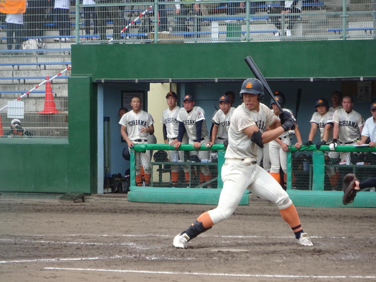 5回裏、市尼崎の米山航平は死球。体を張ってコールド勝ちを呼び込む（撮影・加藤裕一）