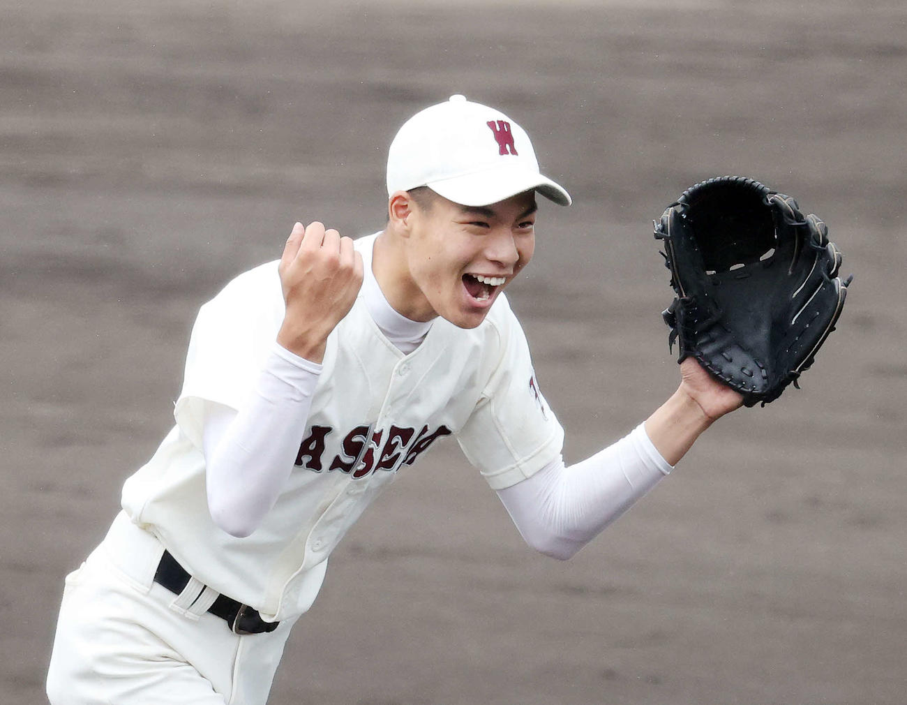 早実対大成　5回表、大成の攻撃を抑え笑顔でガッツポーズする早実・田和（撮影・鈴木正人）