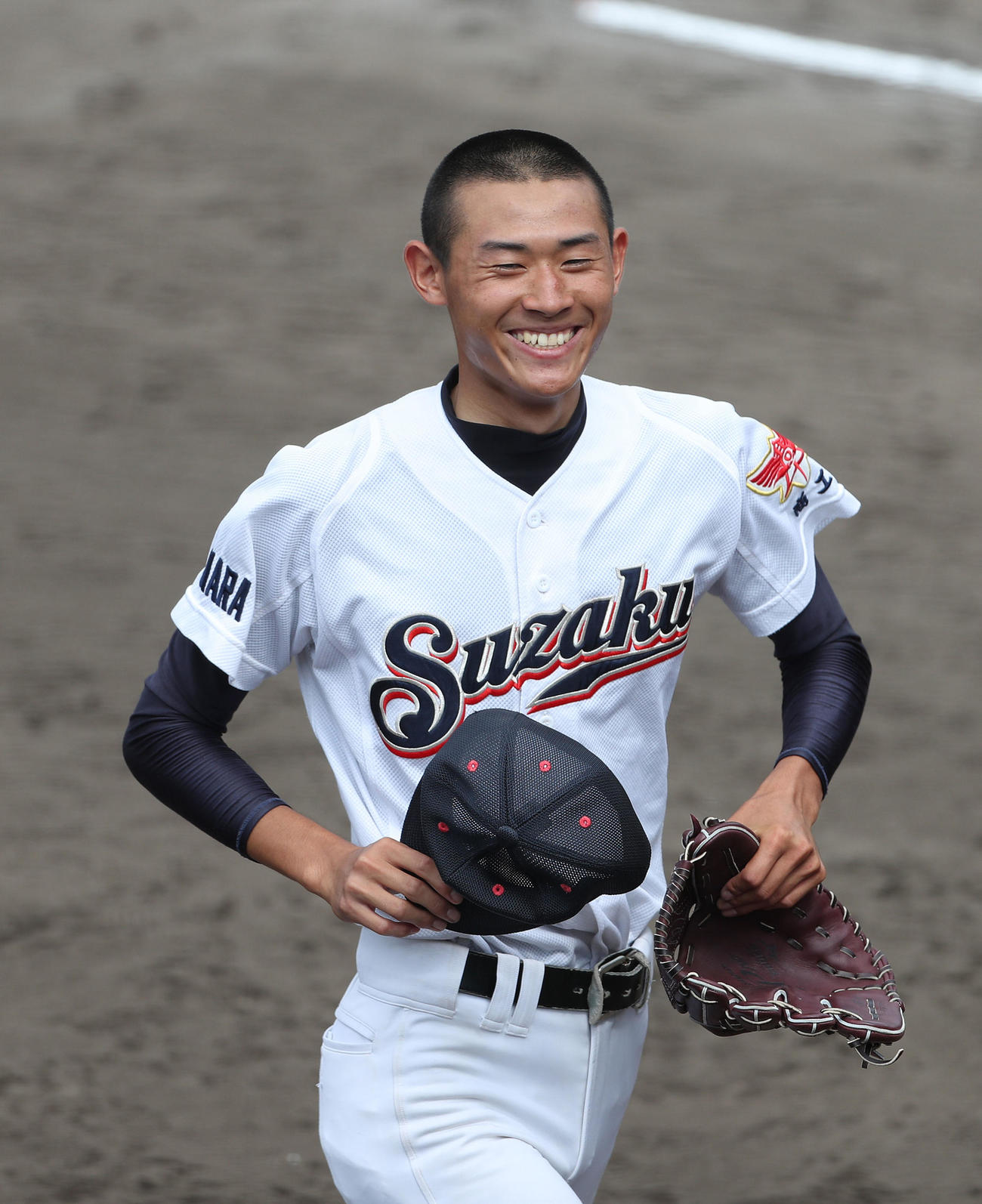 奈良朱雀・商工対天理　1回裏天理2死二塁、瀬千皓を左飛に打ち取り奈良朱雀・商工の清水風雅（撮影・白石智彦）