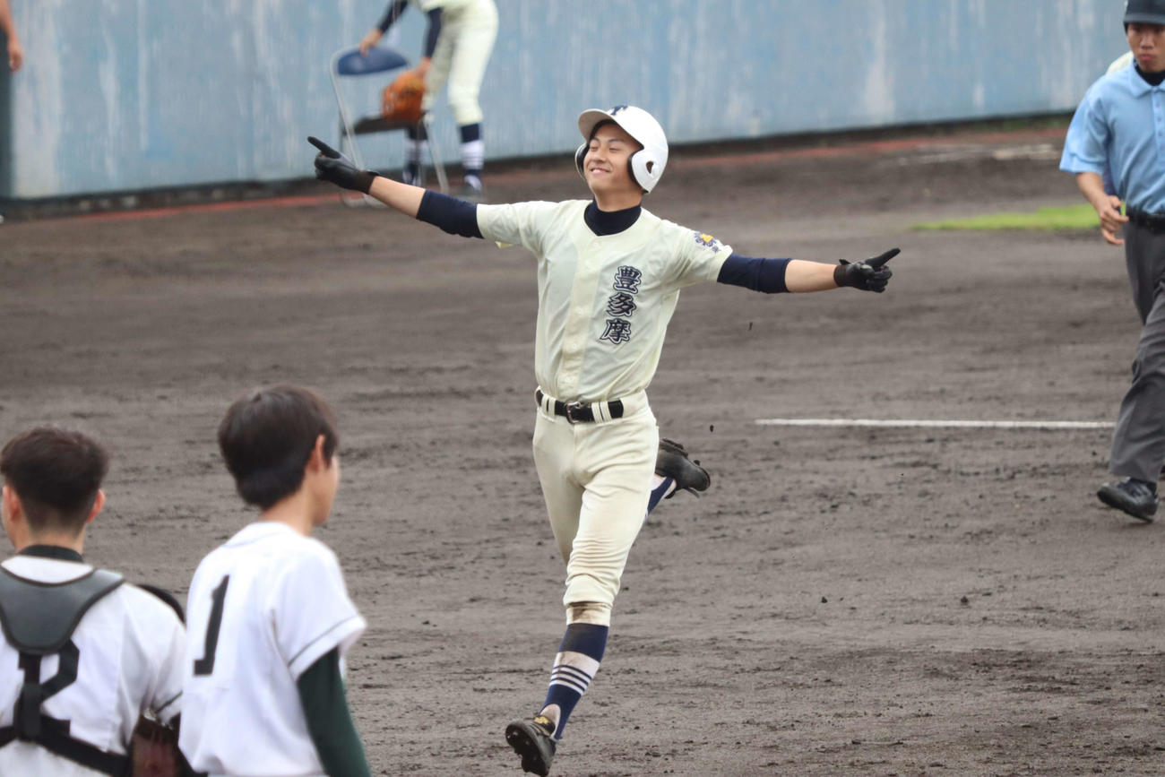 東農大一対豊多摩　12回裏豊多摩1死二塁、左越えサヨナラ本塁打を放った渡辺舜（撮影・阿部泰斉）