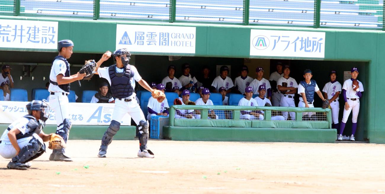 ベンチ内から真剣な表情でクラークの練習を見る滝川西ナイン（撮影・永野高輔）