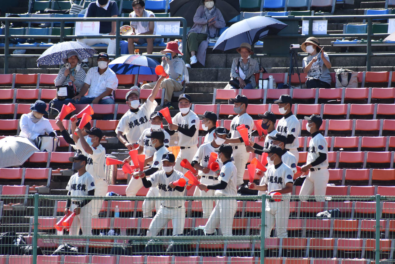 折尾愛真対豊国学園　6回に一挙5得点を挙げて盛り上がる折尾愛真野球部員ら（撮影・只松憲）