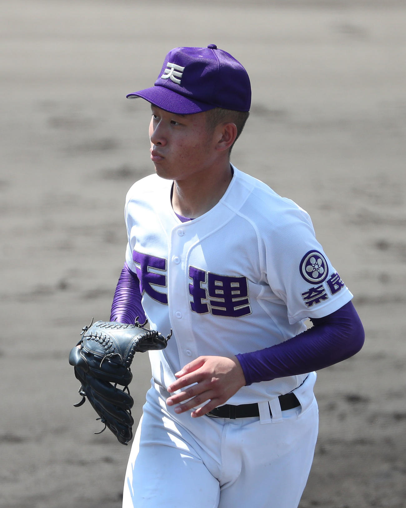 奈良朱雀・商工対天理　5回表奈良朱雀・商工2死、清水風雅を空振り三振にしてベンチに戻る天理・森田雄斗（撮影・白石智彦）