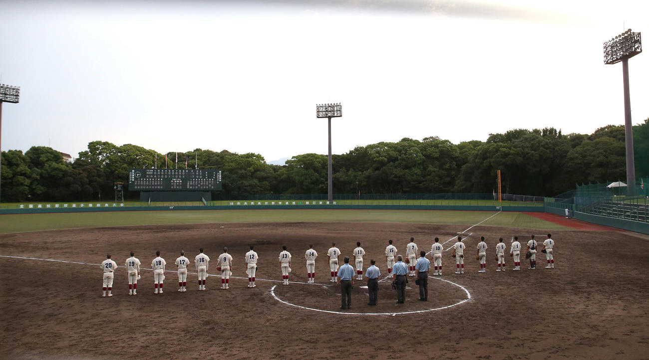 高取国際対畝傍　高取国際に勝利して校歌斉唱する畝傍ナイン（撮影・白石智彦）