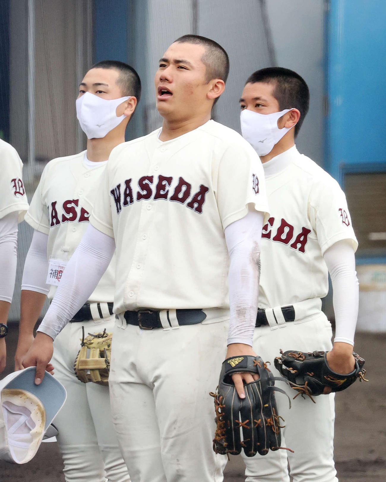 勝利し応援席にあいさつする早実・清宮（中央）（撮影・鈴木正人）