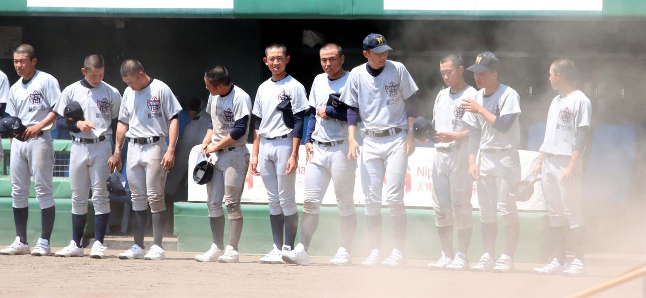 公式練習を終えベンチ前に集まる稚内大谷の選手たち（撮影・永野高輔）