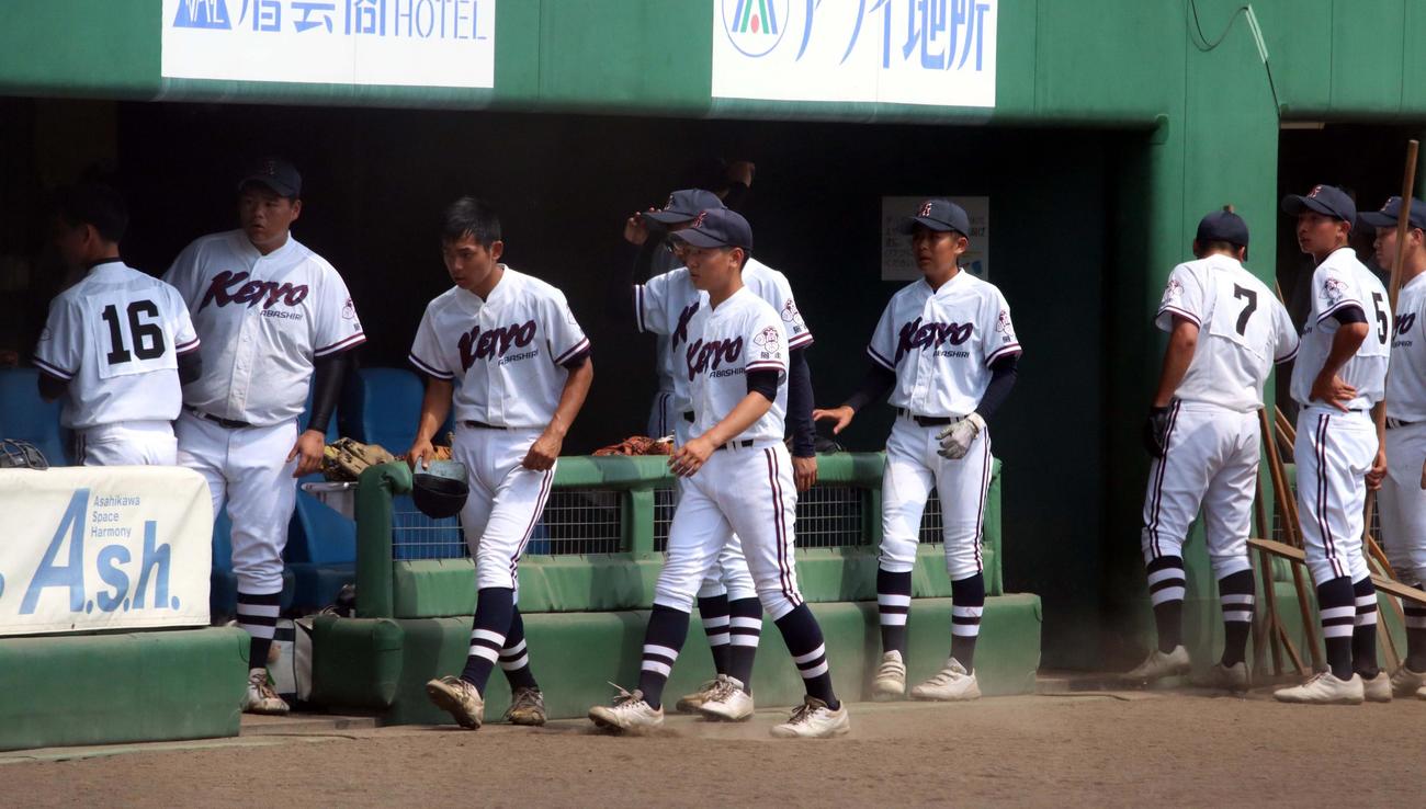 公式練習後の整備を終え用具をかたづけ引き揚げる網走桂陽の選手たち（撮影・永野高輔）