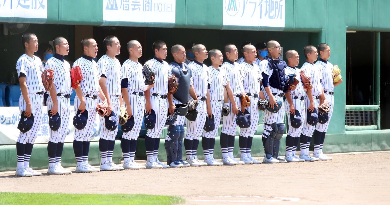 公式練習前に整列する別海ナイン（撮影・永野高輔）