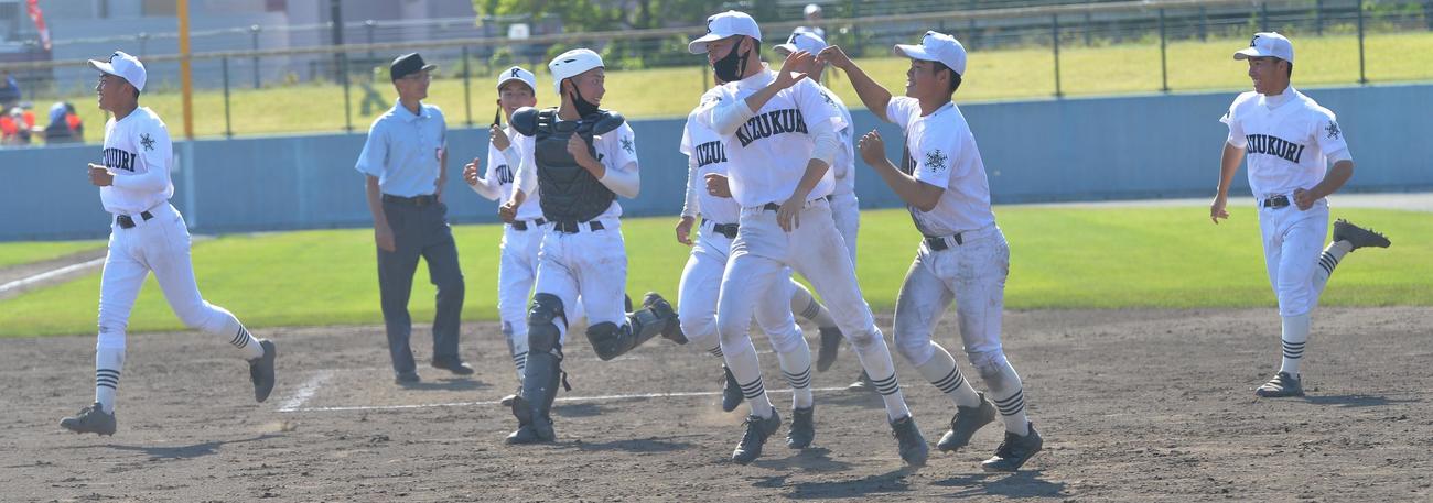 試合に勝利し、笑顔をみせる木造ナイン（撮影・佐藤究）