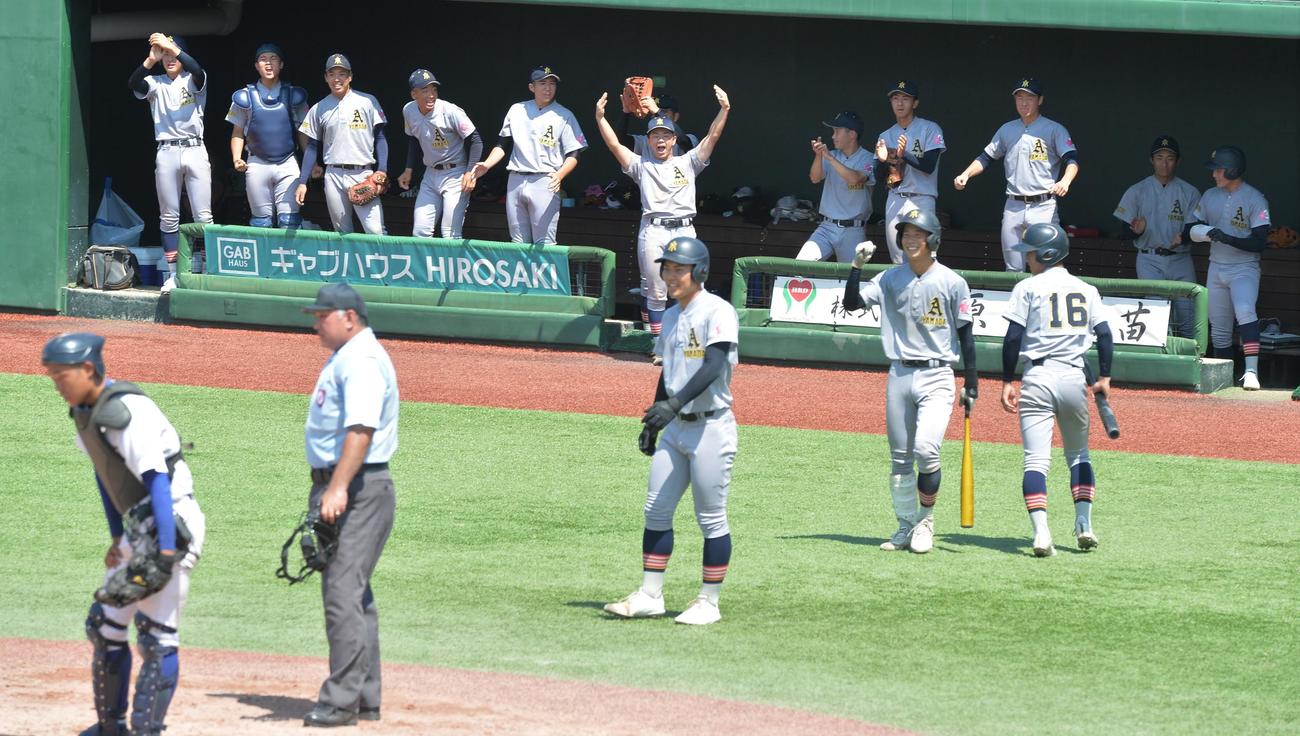 柏木農対青森山田　6回裏青森山田2死二塁、酒井啓大が本塁打を放ち、ベンチで盛り上がる青森山田ナイン（撮影・佐藤究）