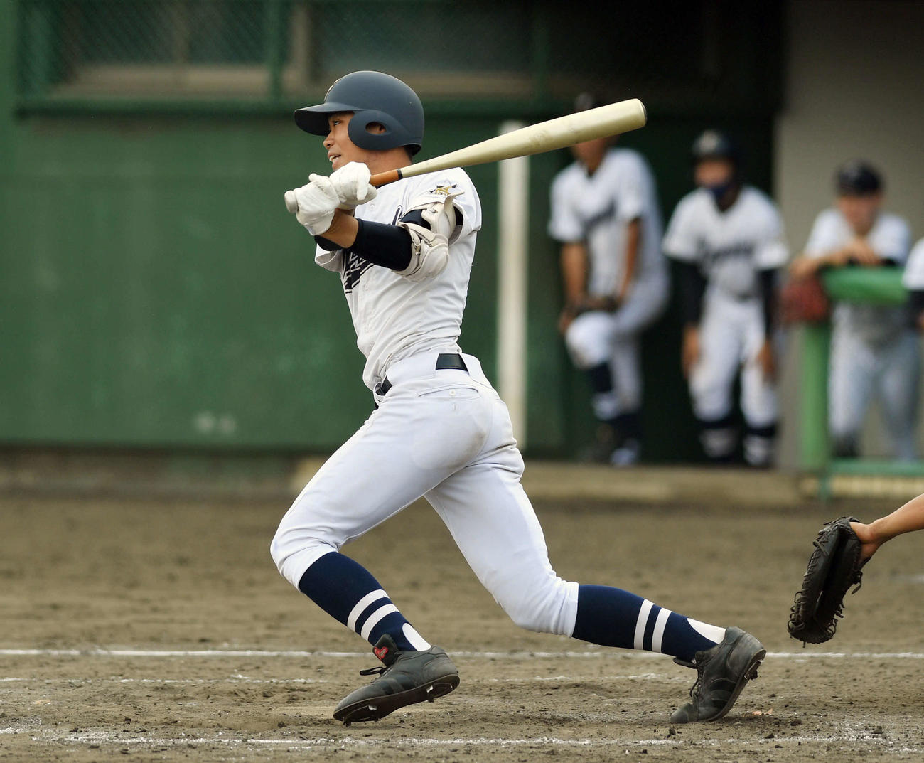 船橋対銚子商　4回表船橋2死一塁、本橋は中二塁打を放つ（撮影・滝沢徹郎）
