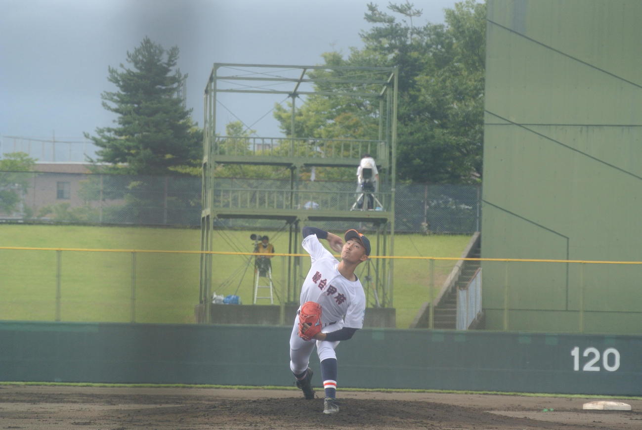 駿台甲府の先発石川大樹投手（2年）は3回を投げ山梨打線をノーヒット4奪三振1四球に抑えた（撮影・井上真）
