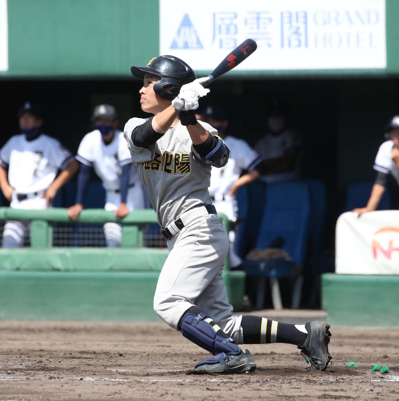 釧路北陽対旭川東　2回表釧路北陽1死二、三塁、左越え2点適時二塁打を放つ松田（撮影・黒川智章）
