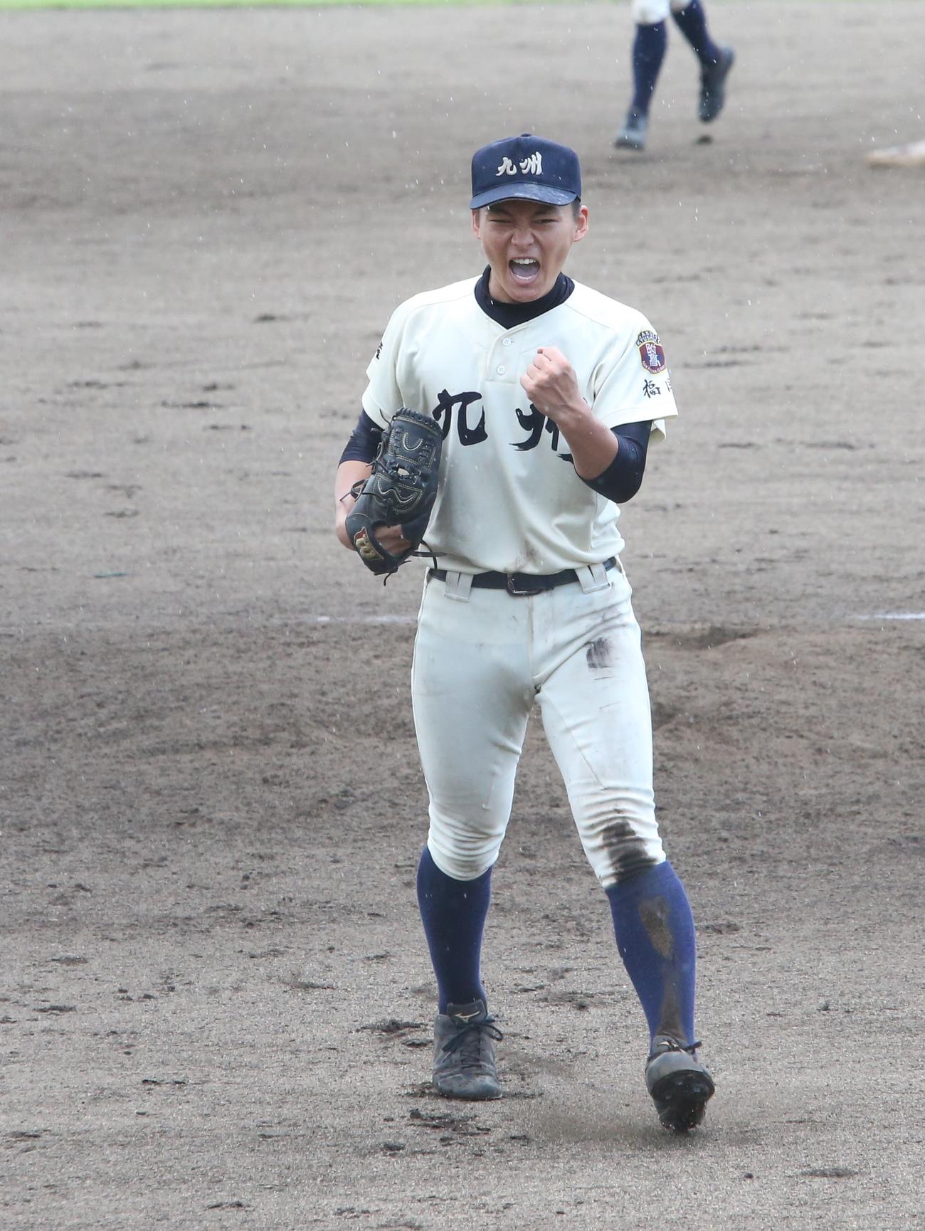 福岡第一対九産大九州　9回、最後の打者を打ち取りガッツポーズでほえる九産大九州のエース古川雄大投手（撮影・菊川光一）