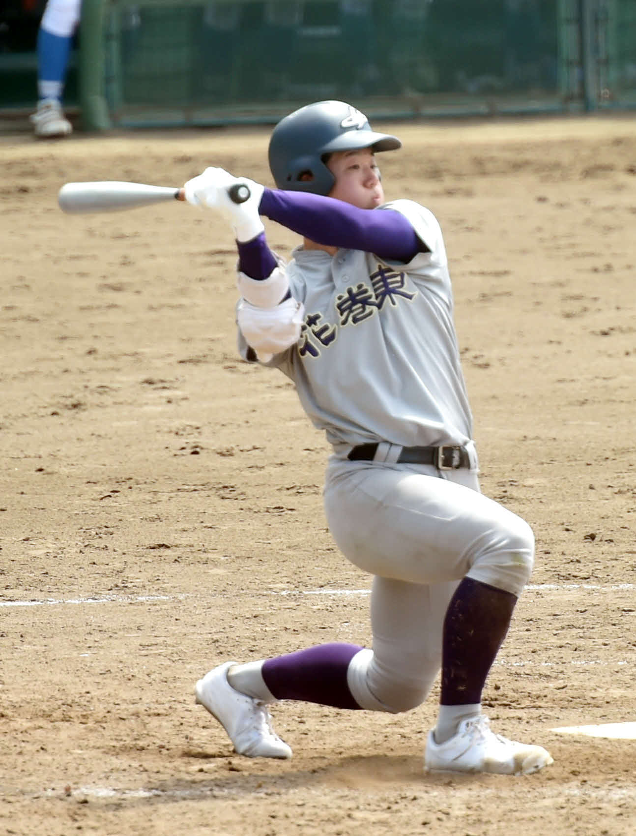 高田対花巻東　5回裏花巻東1死、右越え本塁打を放つ菱川（撮影・相沢孔志）
