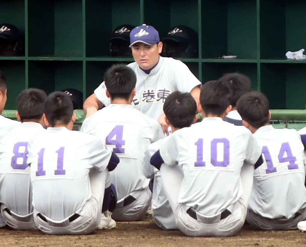 高田対花巻東　選手たちに指示を与える花巻東・佐々木監督（奥）（撮影・相沢孔志）