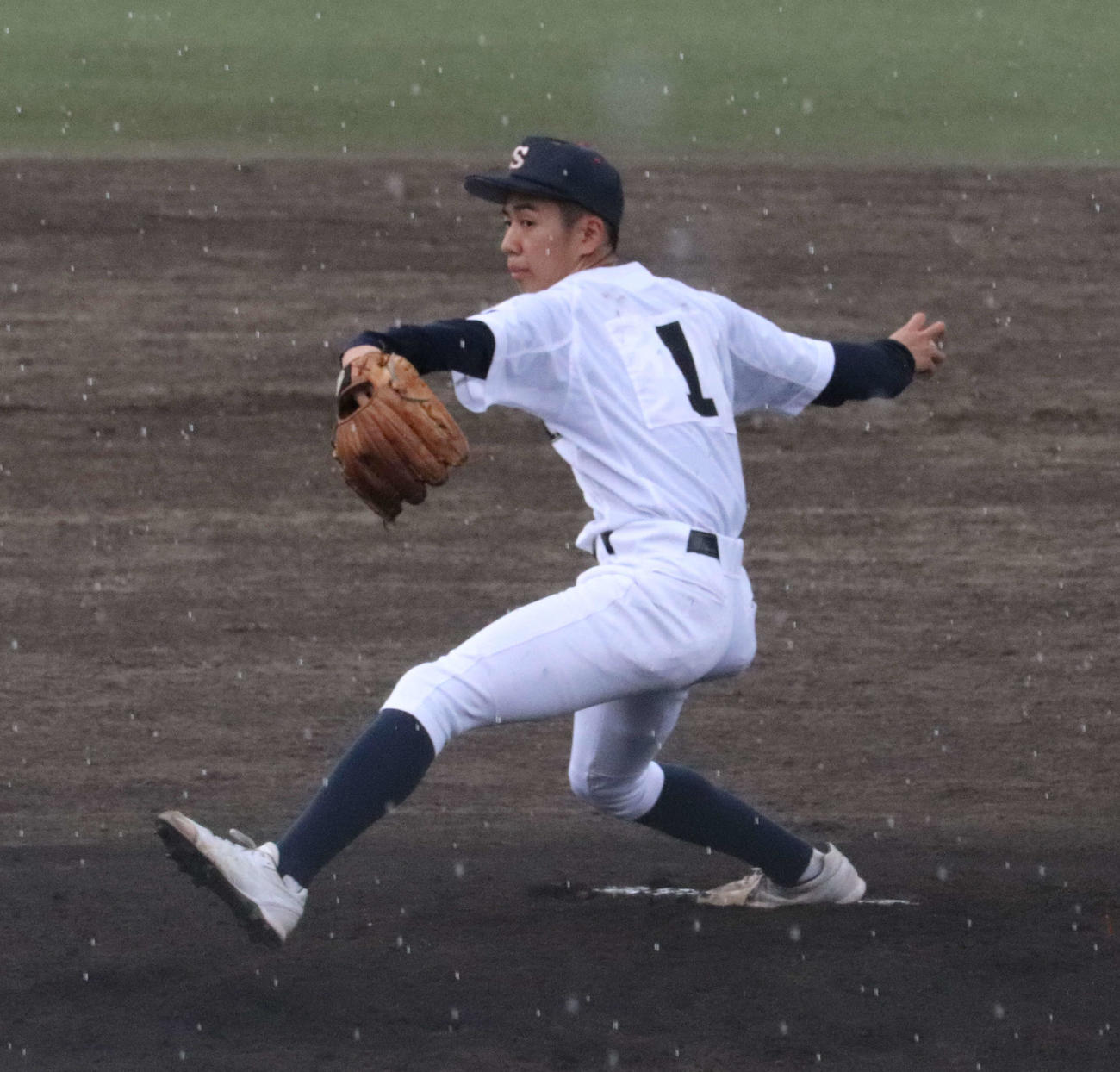 磯城野戦で力投したナックルボーラーの桜井・岡本斉悟（撮影・関野真佑）