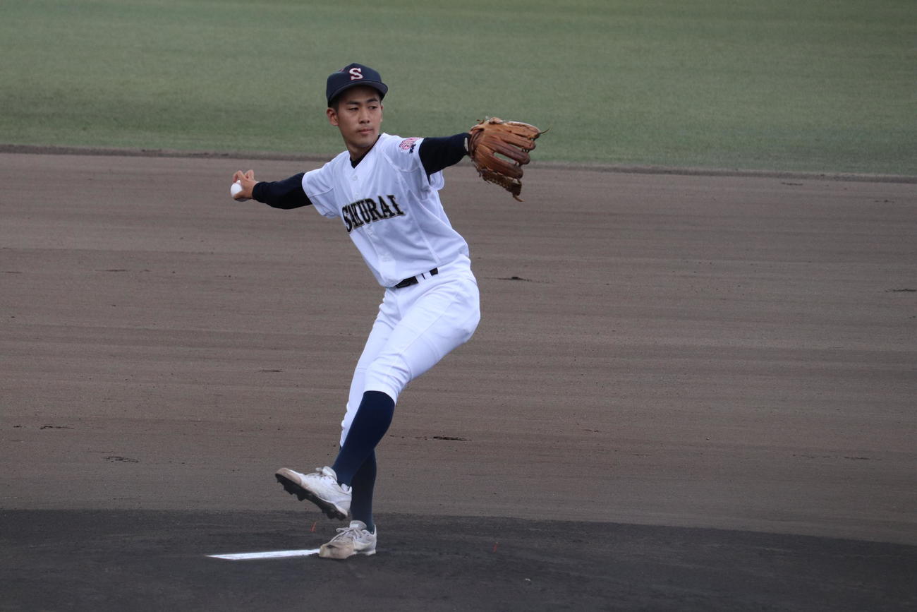 先発登板したナックルボーラーの桜井・岡本斉悟投手（3年）（撮影・関野真佑）