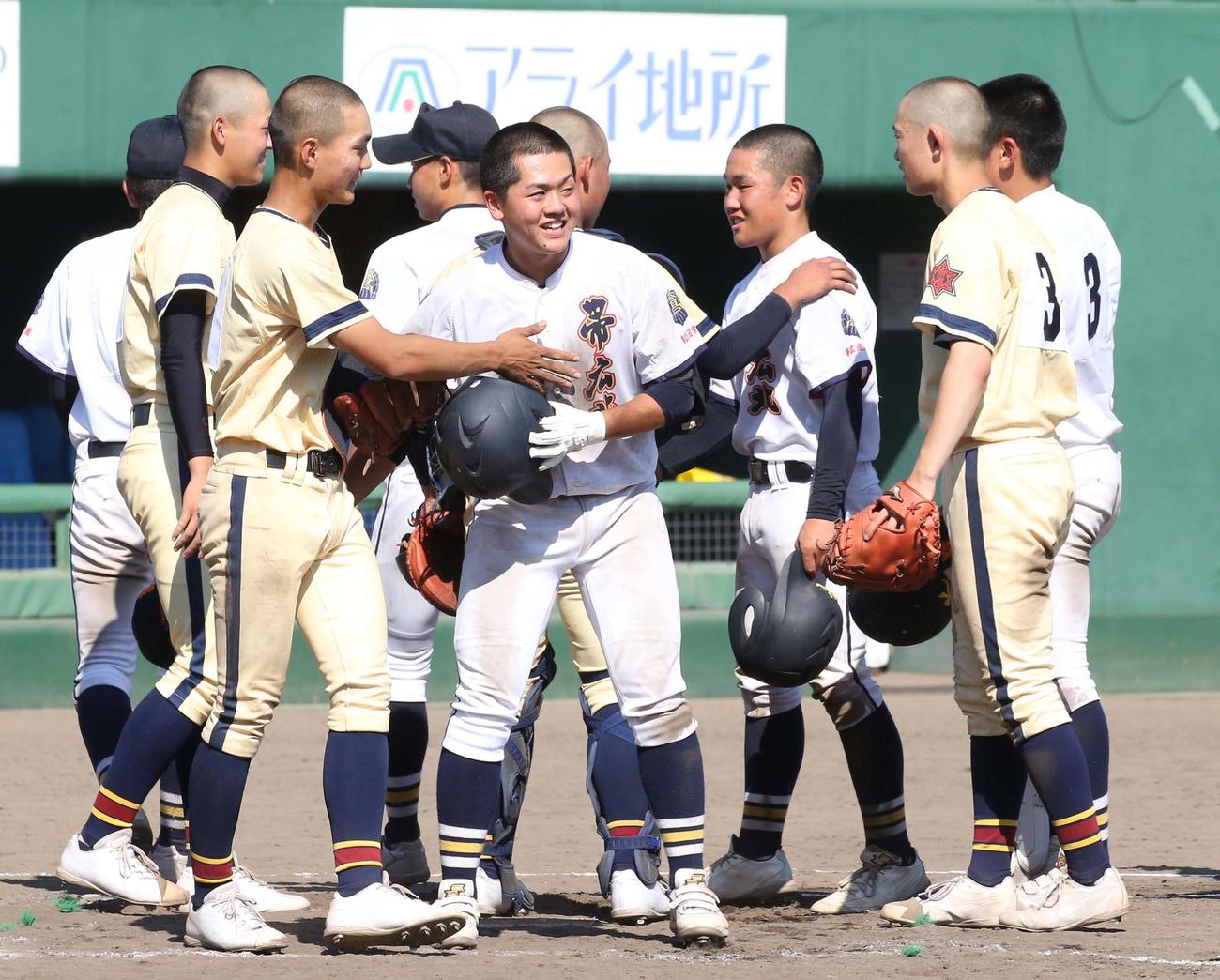 帯広農対帯広北　試合後、お互いの健闘をたたえ合う両校ナイン（撮影・黒川智章）