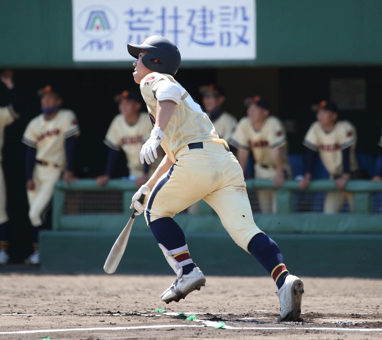 帯広農対帯広北　6回表帯広農1死満塁、中犠飛を放つ清水（撮影・黒川智章）