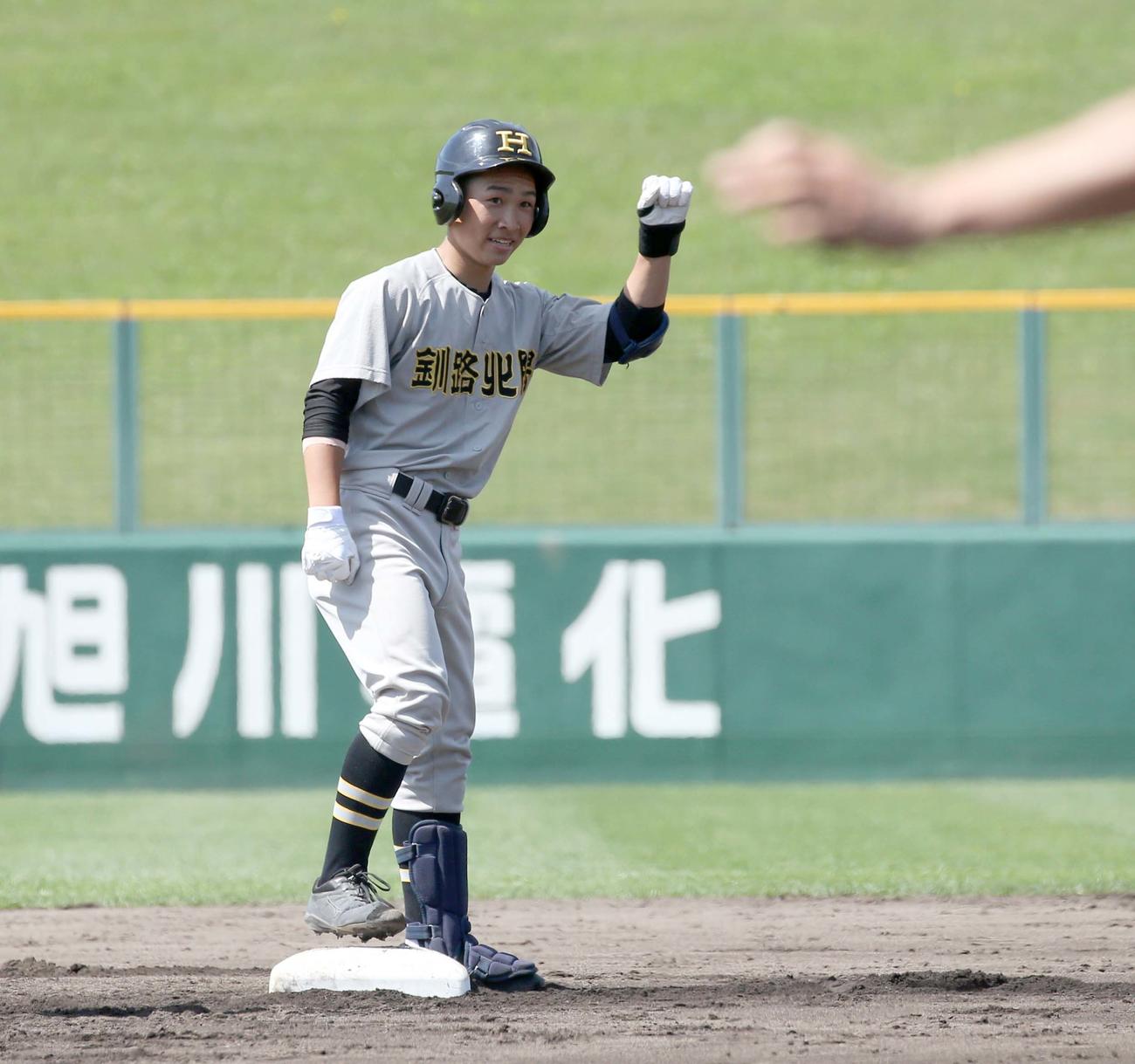釧路北陽対旭川東　2回表釧路北陽1死二、三塁、左越え2点適時二塁打を放つ松田（撮影・黒川智章）