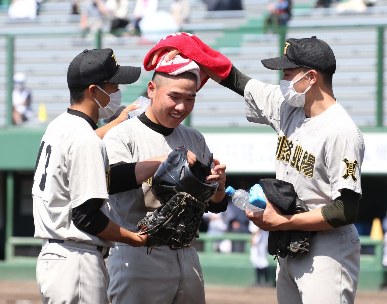 釧路北陽対旭川東　選手の体を氷などで冷やす釧路北陽ナイン（撮影・黒川智章）