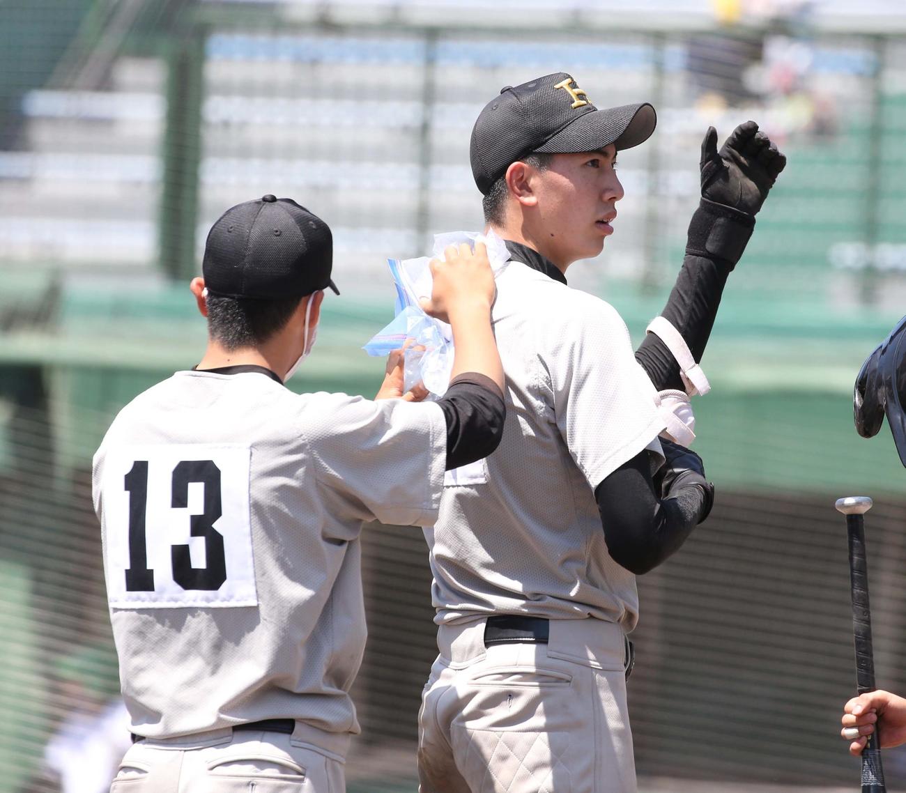 釧路北陽対旭川東　選手の体を氷などで冷やす釧路北陽ナイン（撮影・黒川智章）