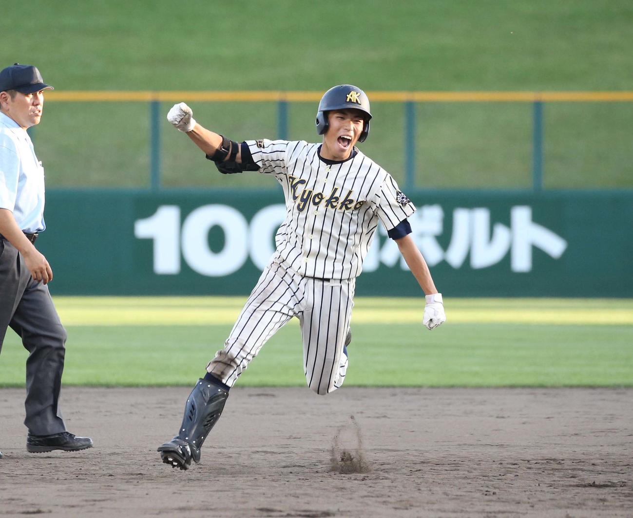 北見柏陽対旭川工　9回裏旭川工1死三塁、左中間にさよなら二塁打を放ち叫ぶ小林（撮影・黒川智章）