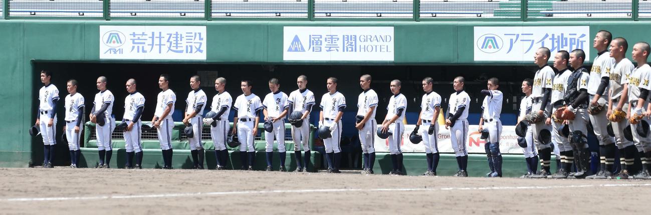 釧路北陽対旭川東　1回戦で敗退しベンチ前で肩を落とす旭川東ナイン（撮影・黒川智章）