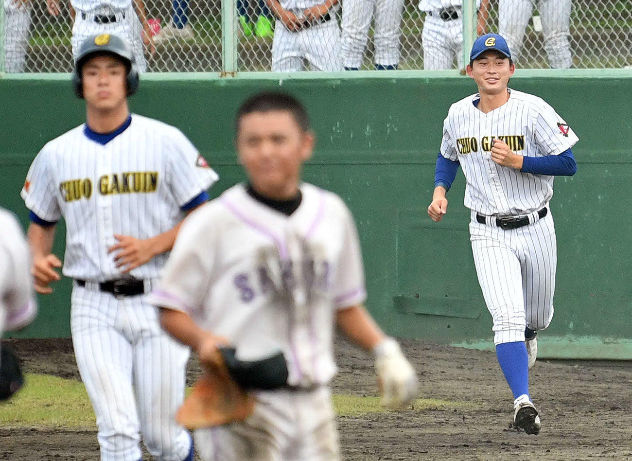 佐倉対中央学院　試合に勝利し笑顔で整列に向かう中央学院・細谷（右）（撮影・滝沢徹郎）