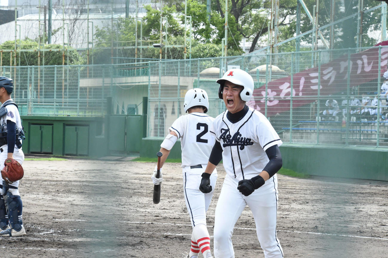 三木戦の3回、左越え本塁打を放ち雄たけびを上げる芦屋・上野優斗