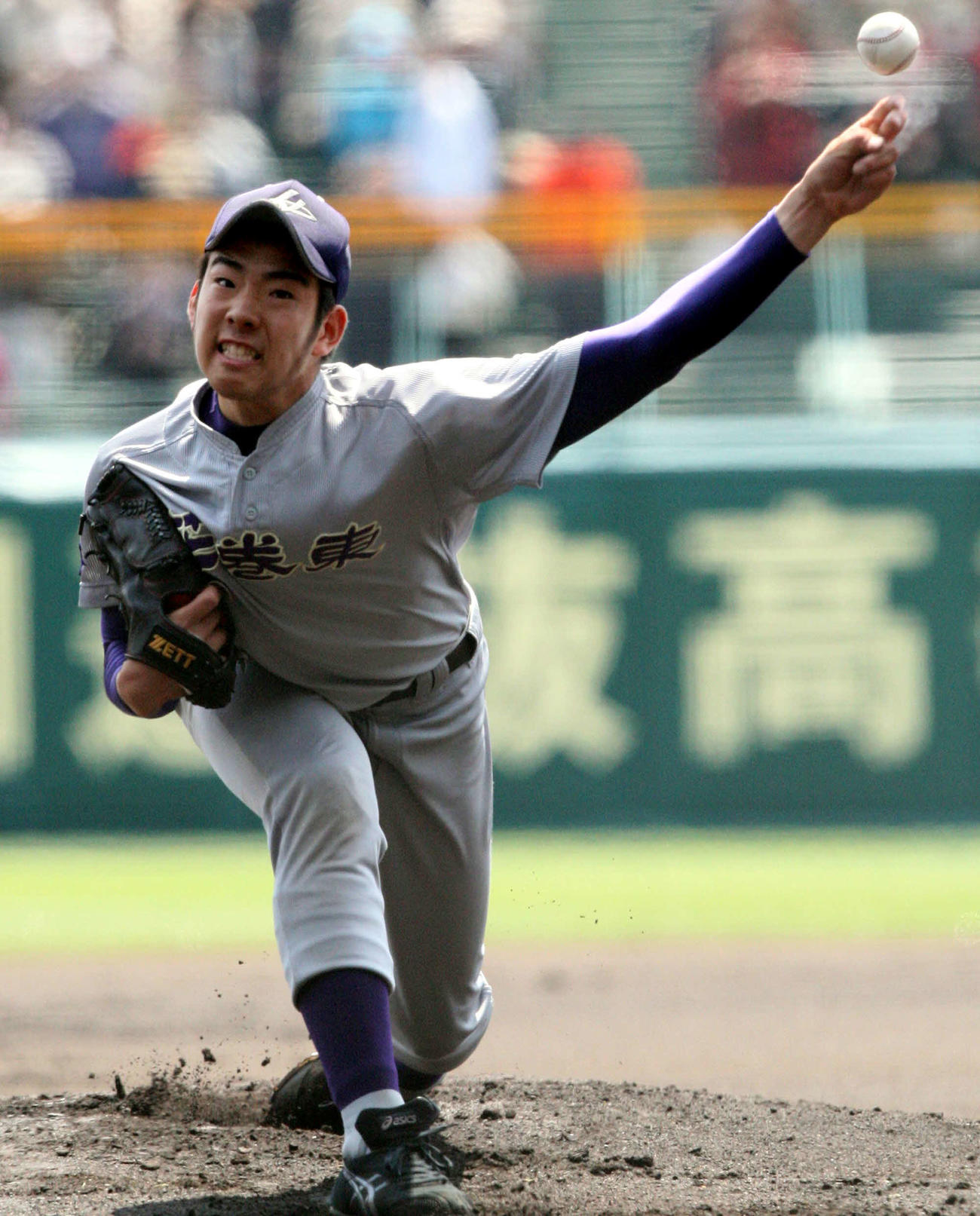 09年4月、選抜決勝の清峰戦で力投する花巻東・菊池（2009年4月2日）