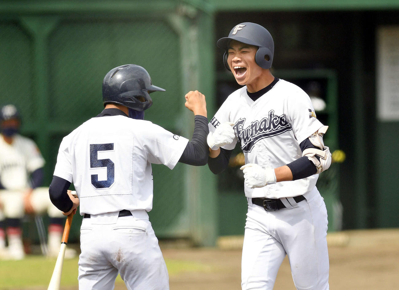 船橋対銚子商　2回表船橋無死一塁、左越え2点本塁打を放った本橋（右）は生還し雄たけびを上げる（撮影・滝沢徹郎）