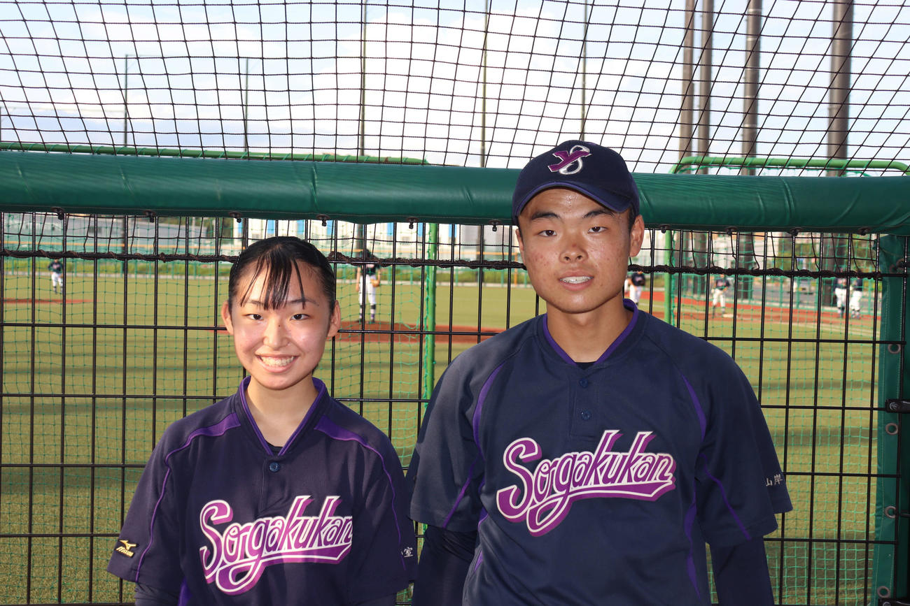 写真に納まる横浜創学館・山岸と妹の京美マネジャー（撮影・勝部晃多）