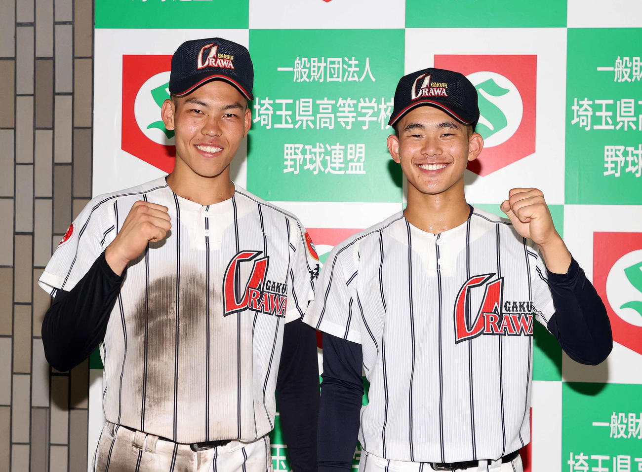 越谷南対浦和学院　勝利し笑顔でガッツポーズする浦和学院・吉田瑞（左）と吉田匠（撮影・鈴木正人）