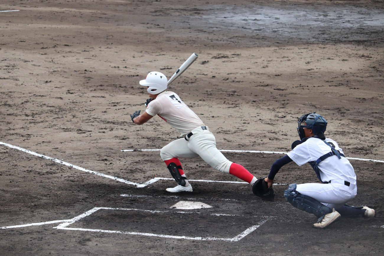 第1打席に右前適時打を放つ智弁学園・前川右京