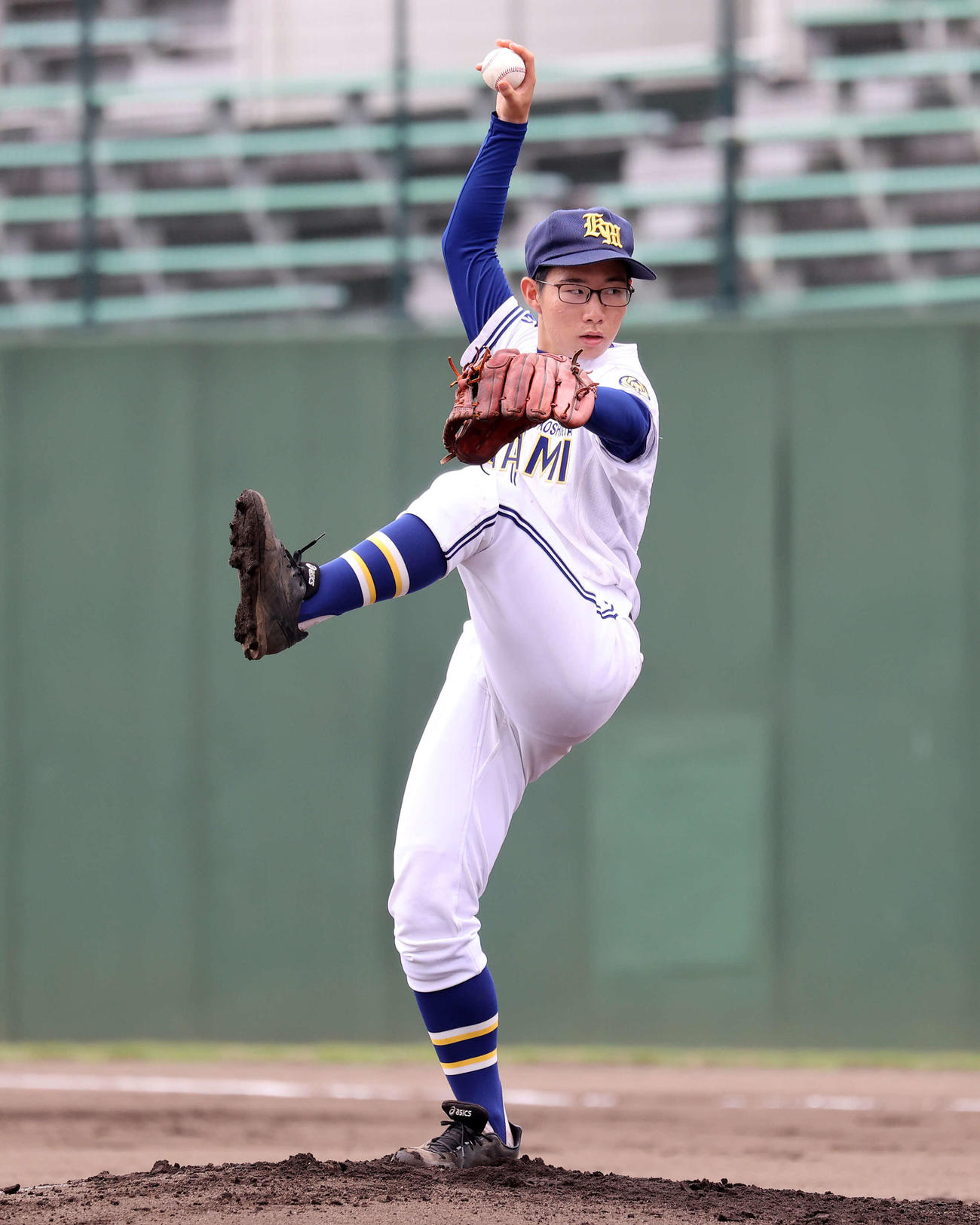 越谷南対浦和学院　変則フォームで投球する越谷南・折原（撮影・鈴木正人）