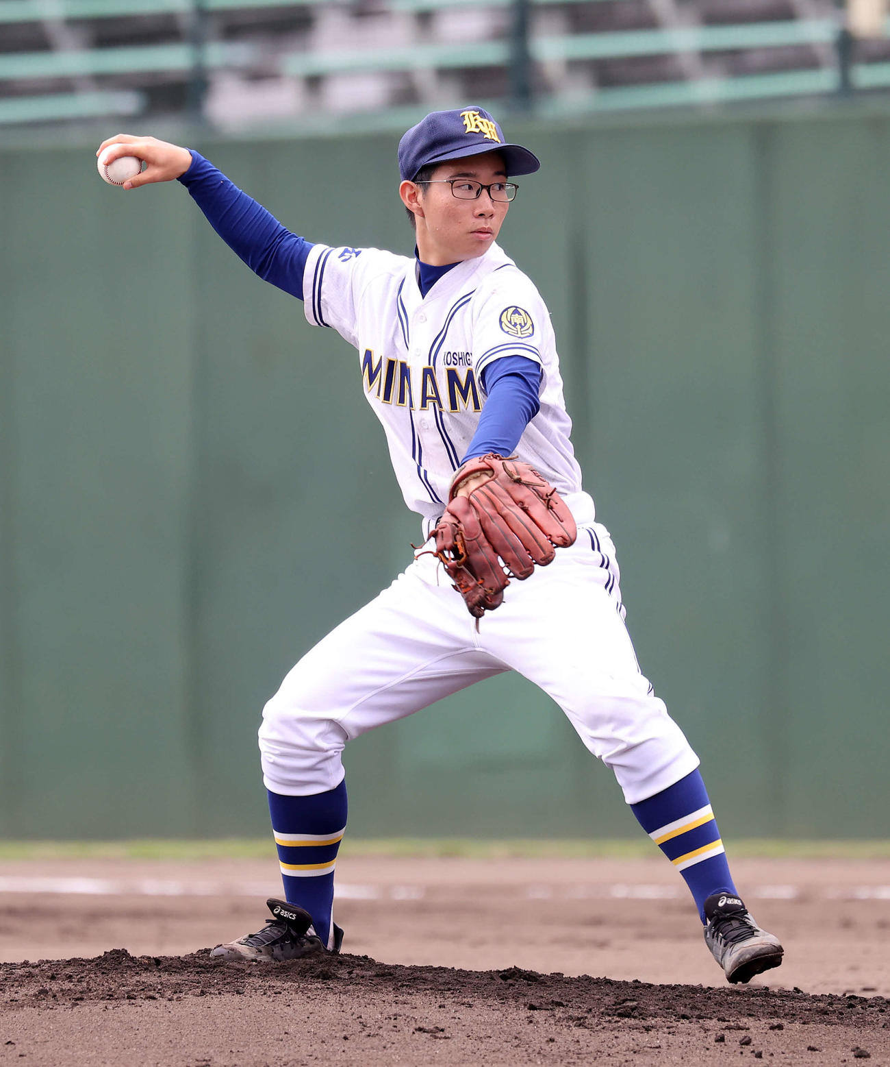 越谷南対浦和学院　変則フォームで投球する越谷南・折原（撮影・鈴木正人）