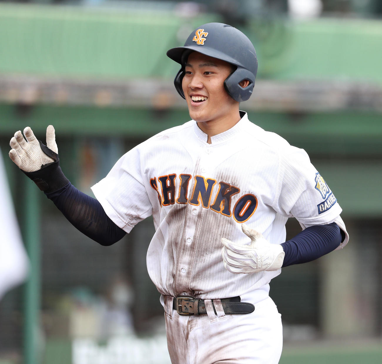 神港学園対姫路飾西　8回表神港学園2死満塁、中越え満塁本塁打を放った神港学園・三木勇人
はナインの出迎えに笑顔を見せる（撮影・白石智彦）