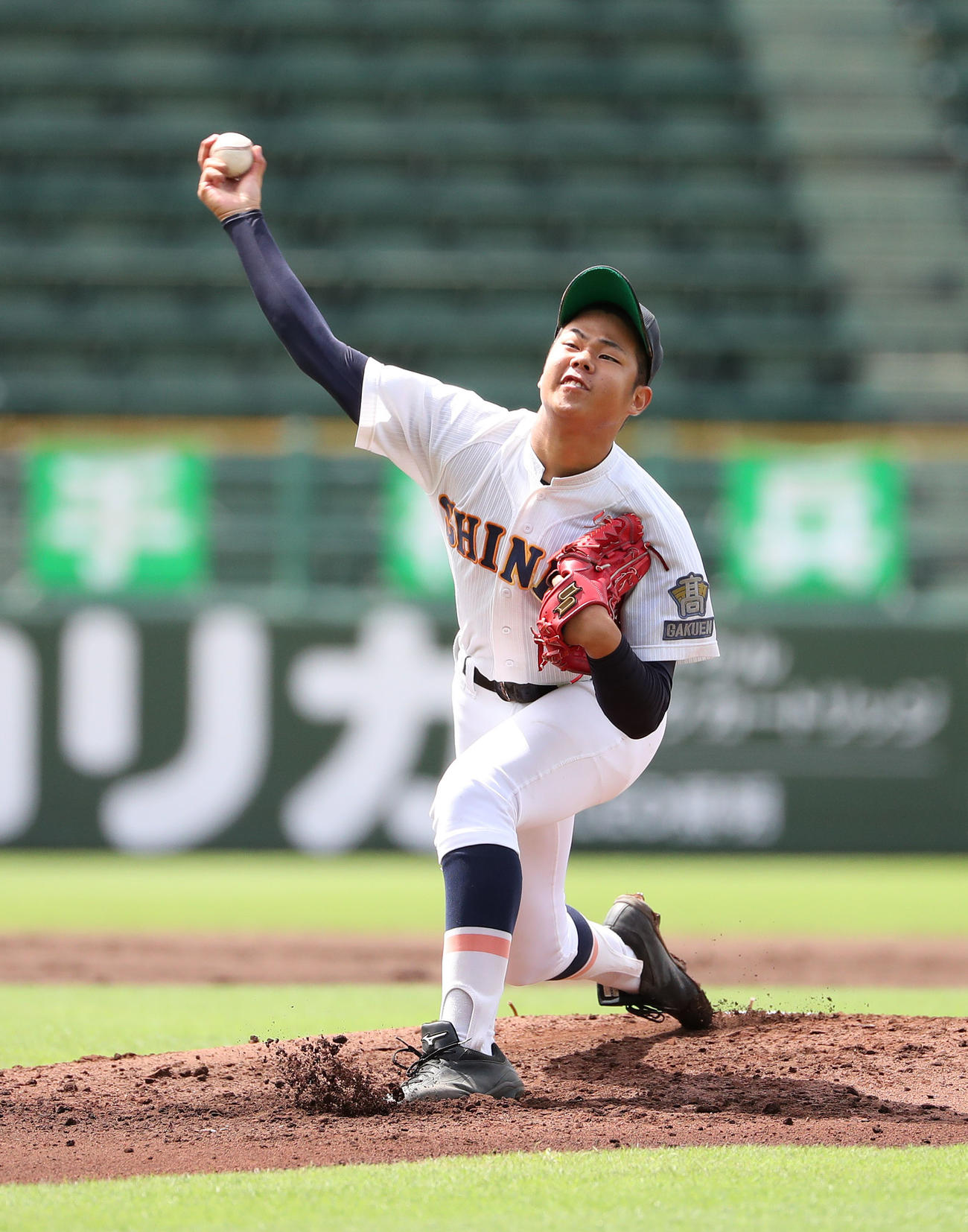 神港学園対姫路飾西　姫路飾西戦に先発する神港学園・加藤大（撮影・白石智彦）