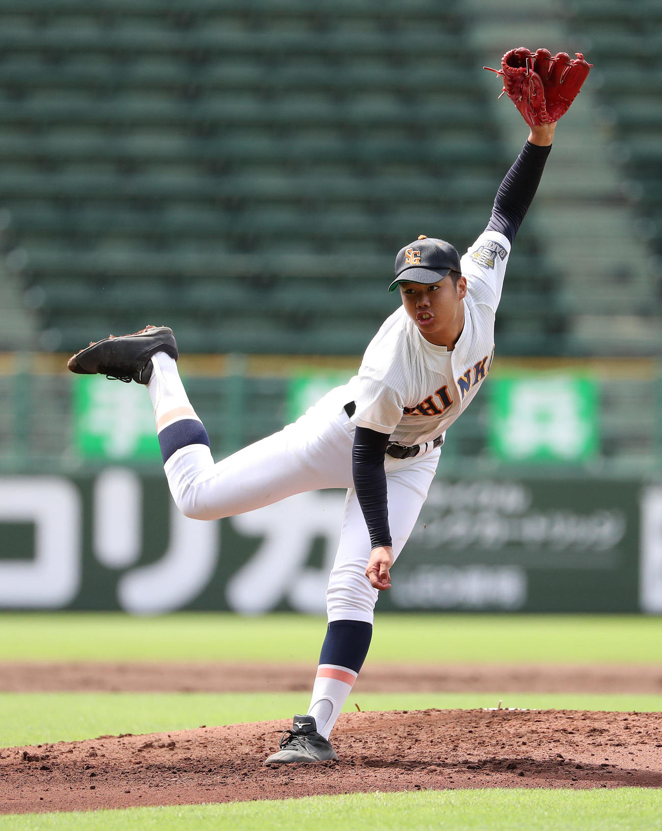 神港学園対姫路飾西　姫路飾西戦に先発する神港学園・加藤大（撮影・白石智彦）