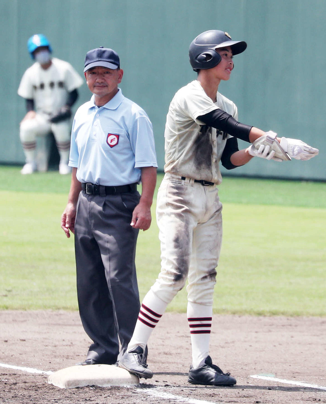 作新学院対栃木　7回表作新学院無死二、三塁、右前に勝ち越し適時打を放ち、一塁上で喜ぶ相場遊撃手（撮影・関根直人）