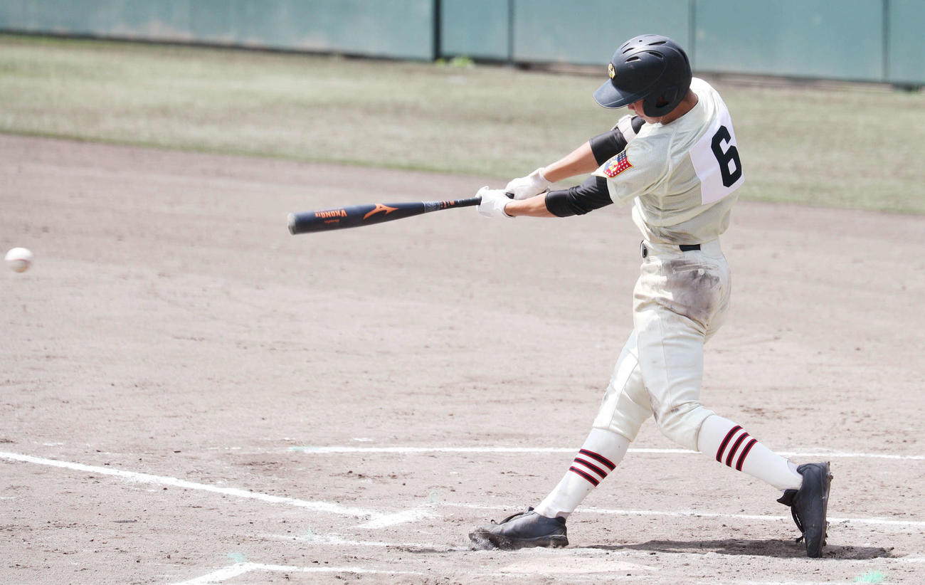 作新学院対栃木　7回表作新学院無死二、三塁、右前に勝ち越し適時打を放つ相場遊撃手（撮影・関根直人）