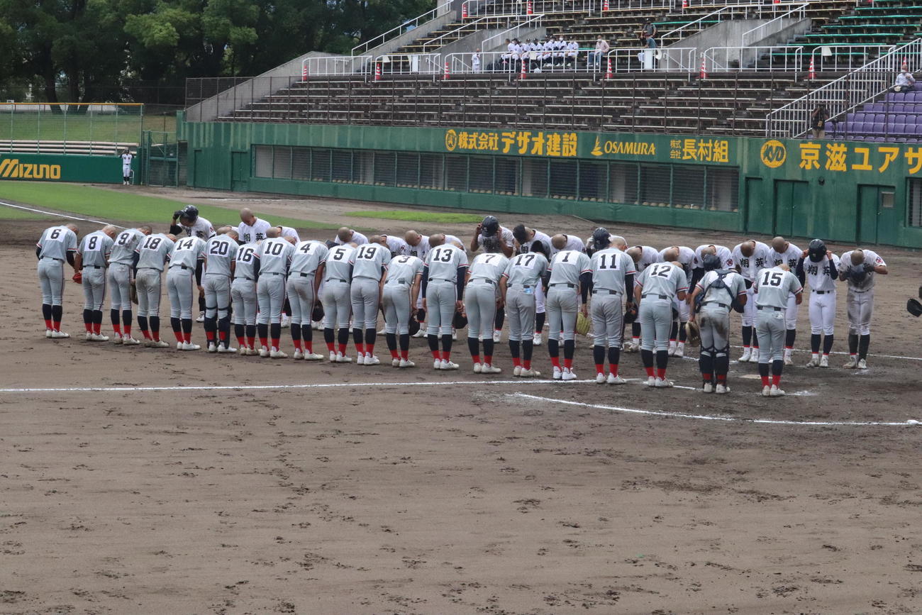 試合終了時に整列する京都翔英と京都国際（撮影・関野真佑）