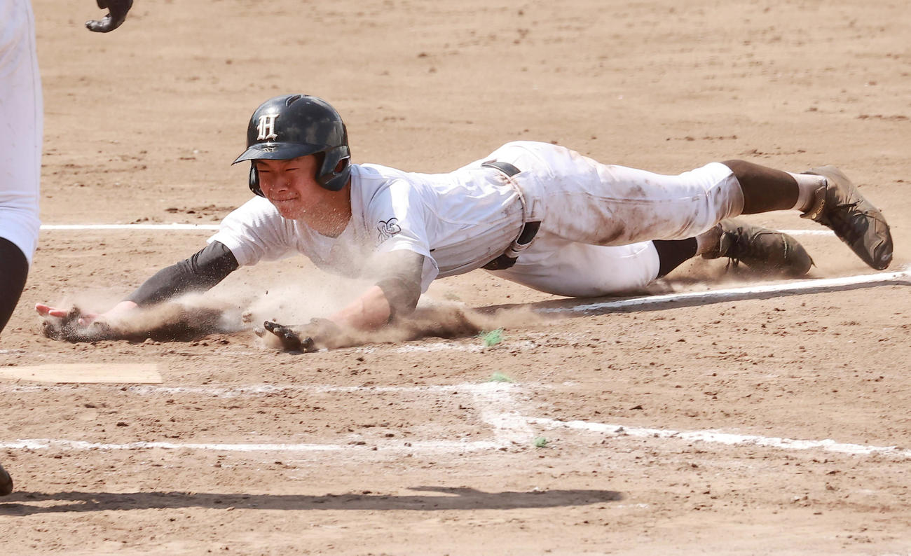 片倉対東大和南　8回裏東大和南2死満塁、暴投で決勝の生還を果たす紙原主将（撮影・野上伸悟）