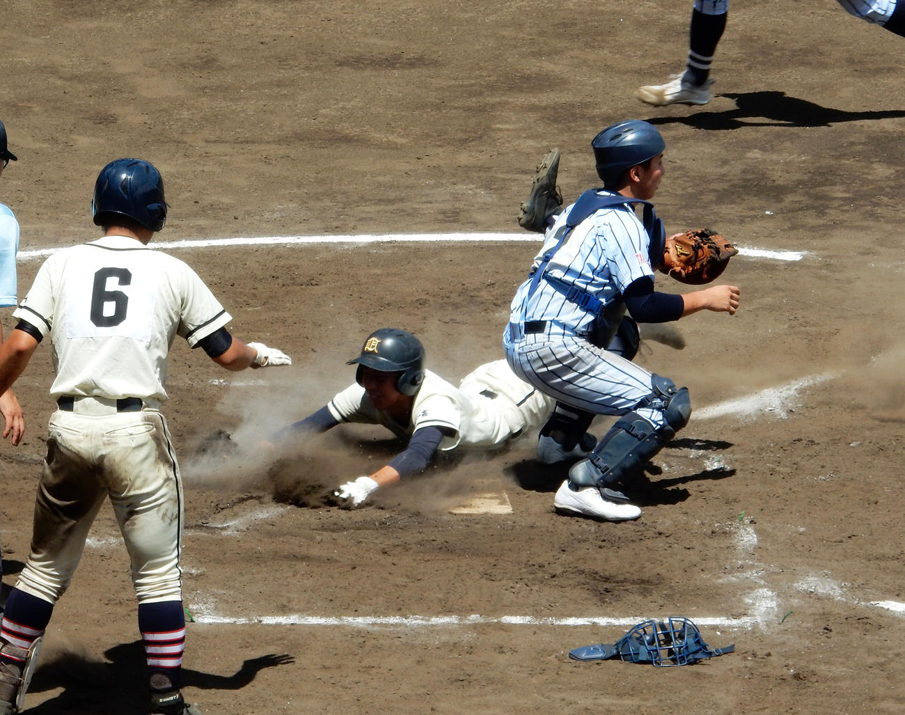 延長12回表日大一2死二塁、沢田は佐藤和輝の中前打で決勝点となるホームイン（撮影・米谷輝昭）
