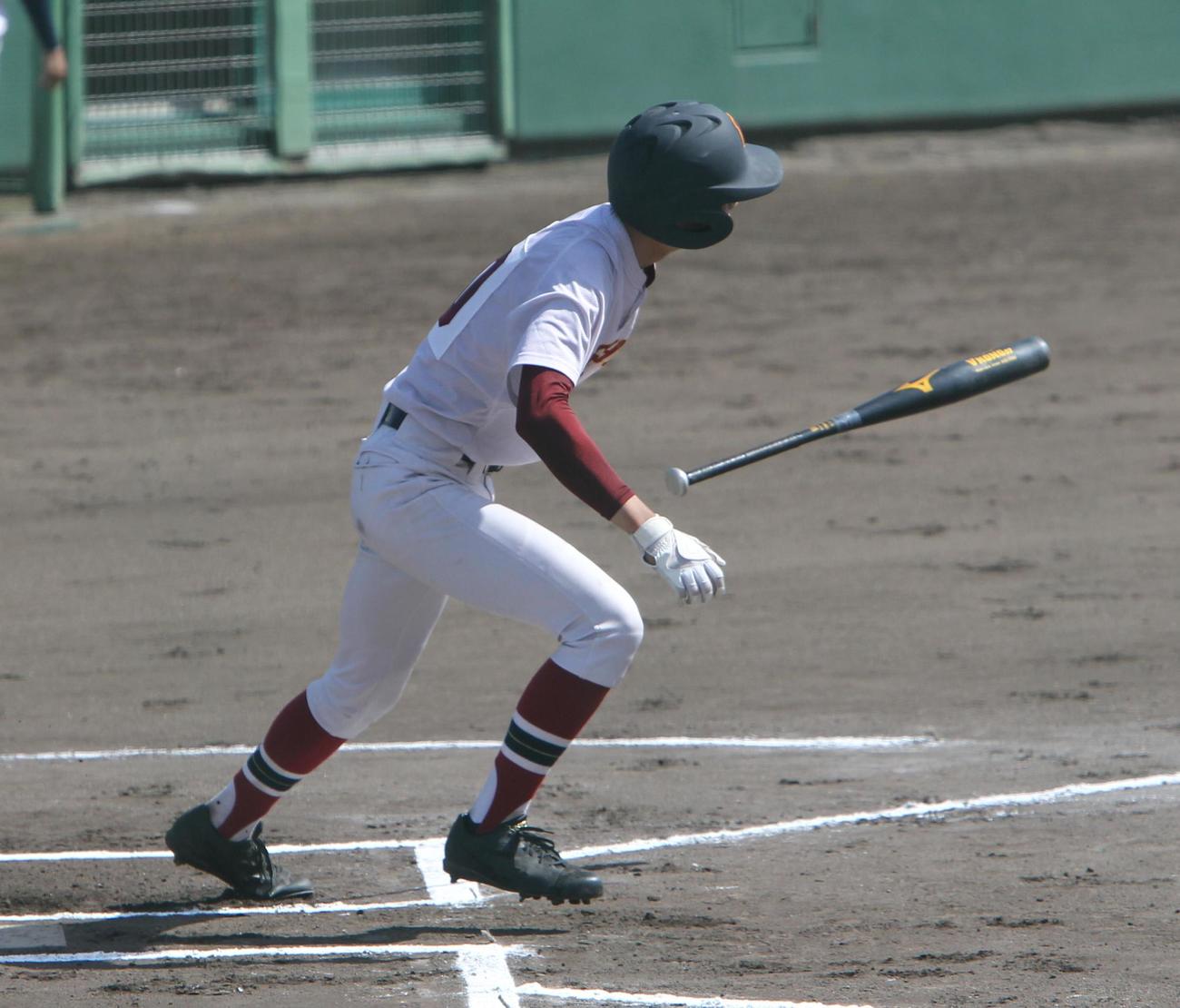 1回1死二塁、左越え二塁打で先制打を放った柏崎工・村松（撮影　飯嶋聡美）