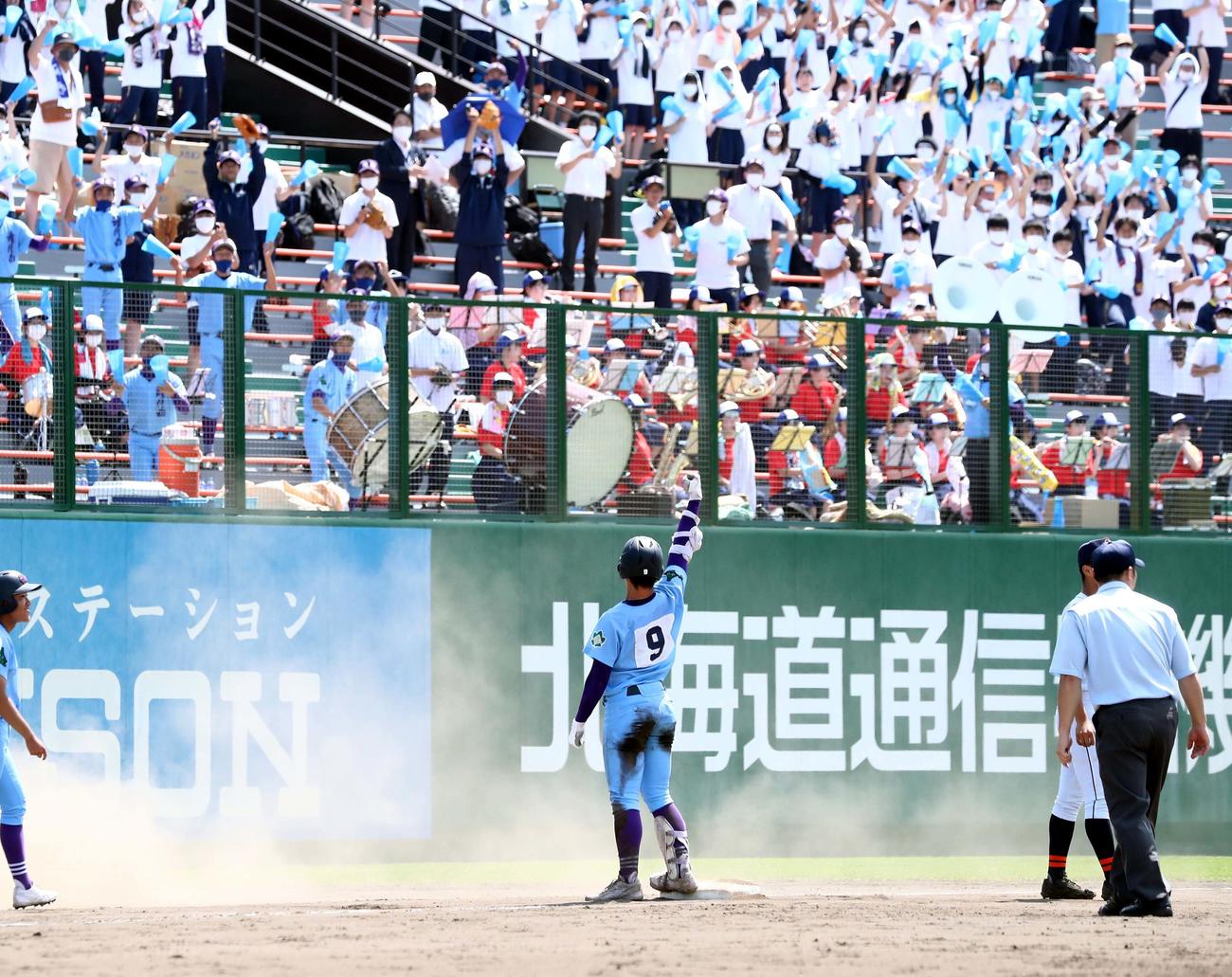 滝川西対クラーク　7回表1死二塁、適時三塁打を放ちスタンドに向かってガッツポーズの中村（撮影・黒川智章）
