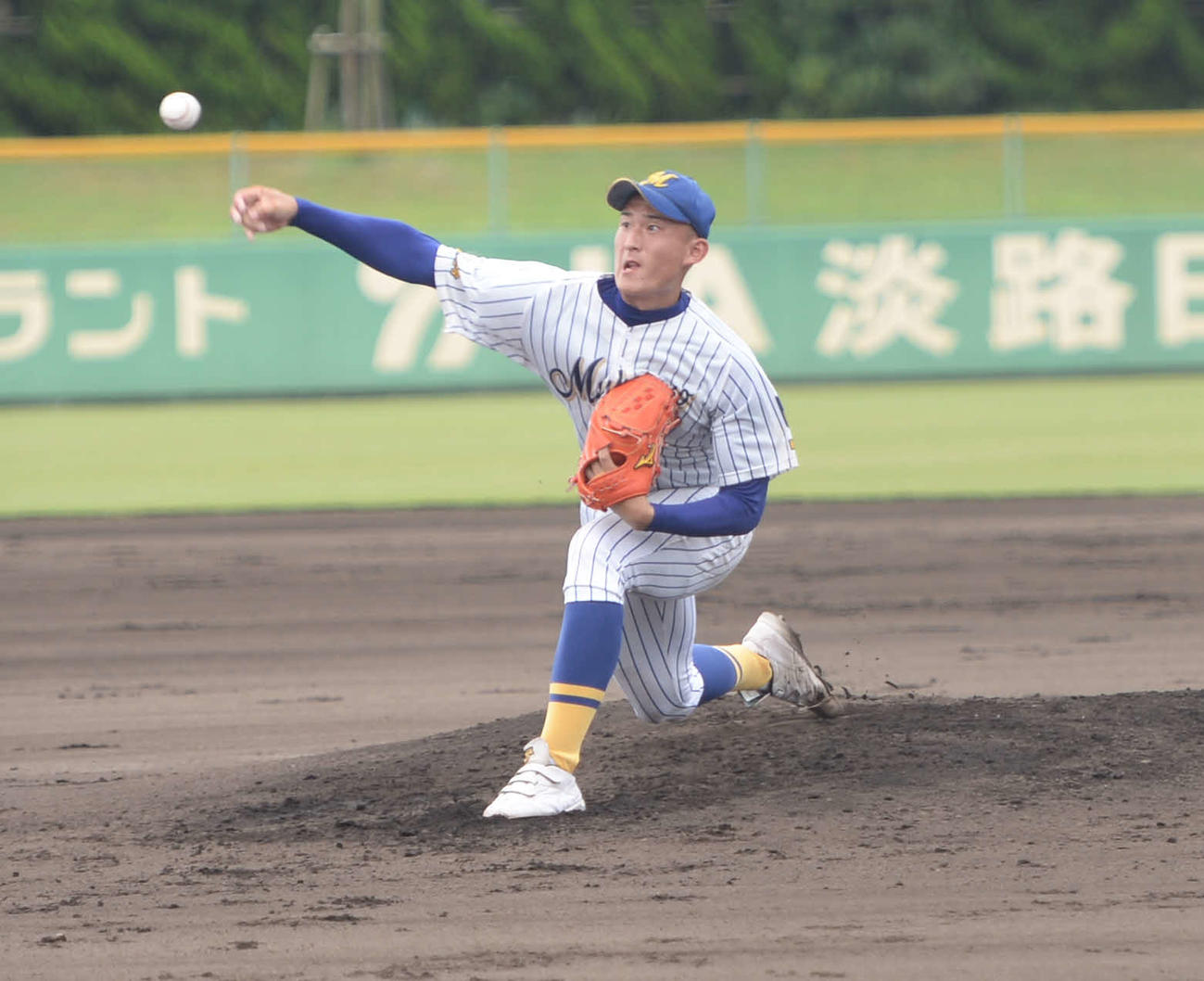 武庫荘総合対尼崎双星　延長11回を1人で投げ抜いた武庫荘総合・斉藤汰直（撮影・岡崎空日南太）