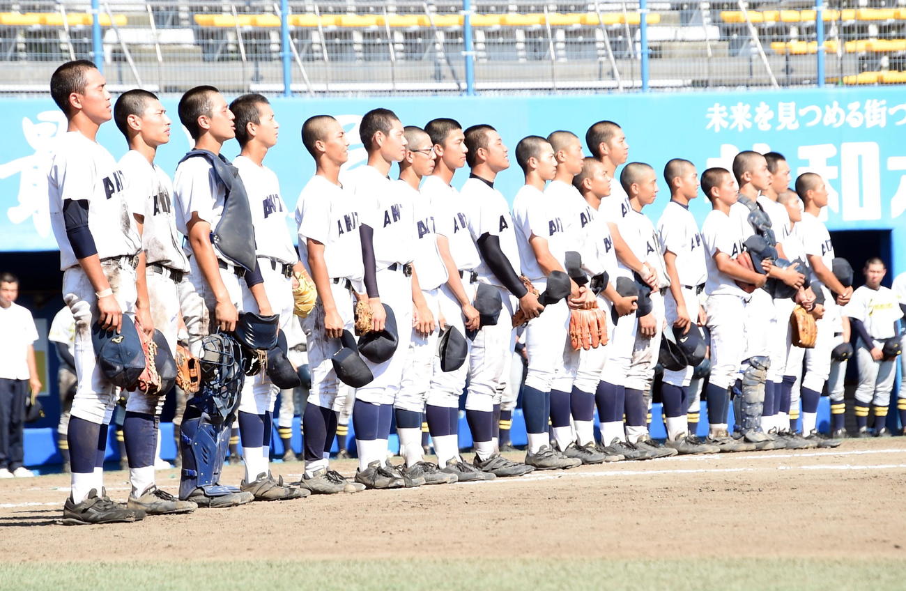湯沢翔北対秋田　試合後に整列する秋田ナイン（撮影・山田愛斗）